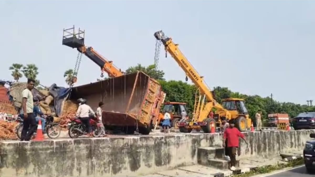 ​मोतिहारी के एनएच-28 पर रफ्तार का कहर, झपकी आने से बेकाबू हुआ ट्रक, भीषण टक्कर में पंजाब के चालक की मौत, तीन घायल