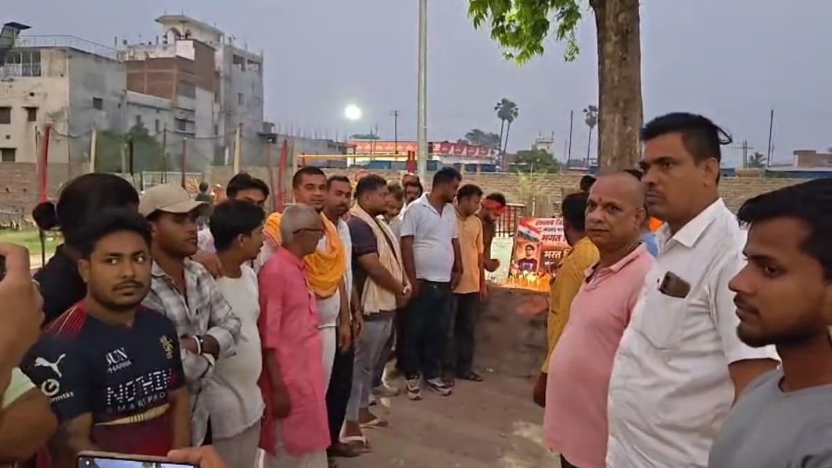 सुगौली में भरत तिवारी को न्याय दिलाने के लिए कैंडल मार्च, आक्रोशित भीड़ ने कहा- सच्चाई सामने आने तक जारी रहेगा संघर्ष