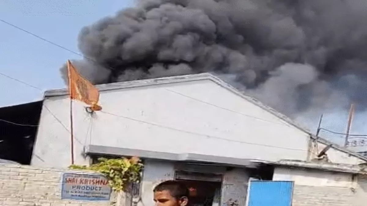 मुजफ्फरपुर के बेला इंडस्ट्रियल एरिया की फैक्ट्री में भीषण आग, लाखों का सामान राख