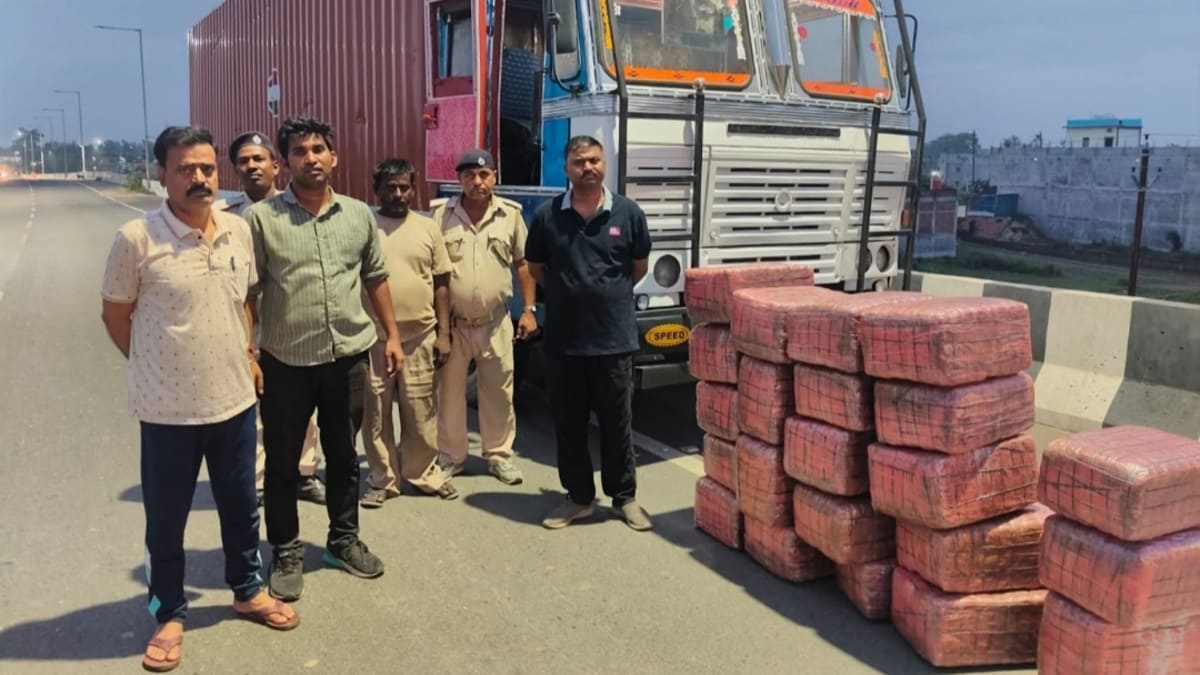 पूर्वी चंपारण में पुलिस की बड़ी कार्रवाई, ट्रक में छिपाकर ले जाया जा रहा 1 करोड़ का गांजा जब्त