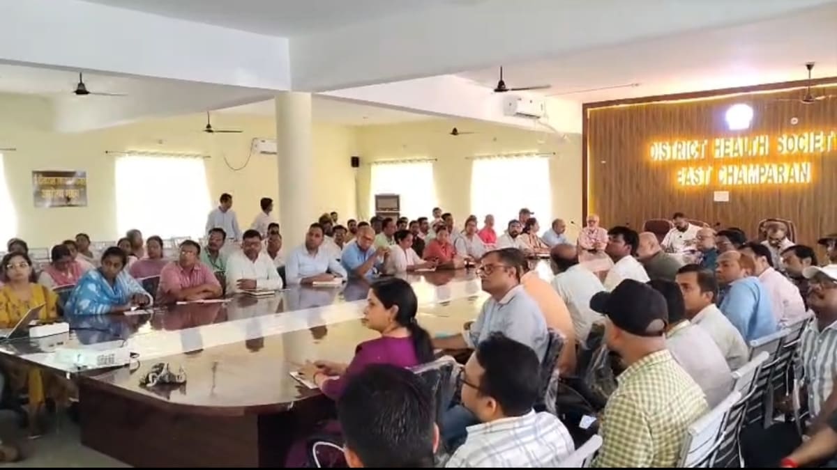 पूर्वी चंपारण स्वास्थ्य विभाग समीक्षा बैठक, डीएम का बड़ा एक्शन, टीकाकरण में कोताही पर मांगा जवाब