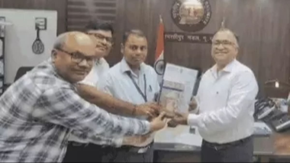 ​लोको पायलट की इमर्जेंसी ब्रेक से बची चार जिंदगियां, मानवता की मिसाल देख डीआरएम ने किया सम्मानित