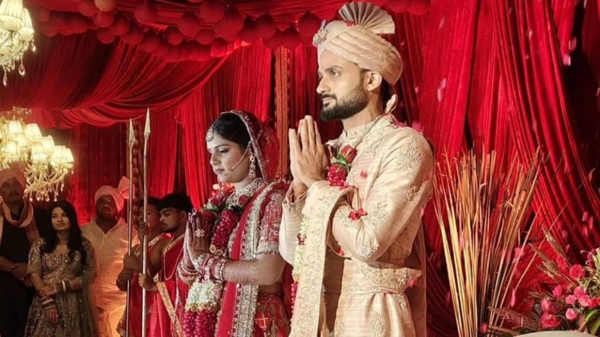 ​टीम इंडिया के तेज गेंदबाज आकाशदीप शादी के बंधन में बंधे, वाराणसी में हुआ भव्य कार्यक्रम