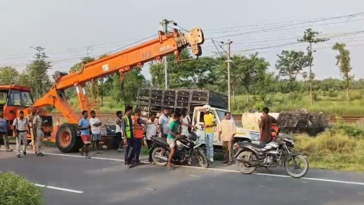 एनएच-27 पर भीषण हादसा, अनियंत्रित होकर बिजली के खंभे से टकराई मुर्गी लदी पिकअप, चालक की मौत