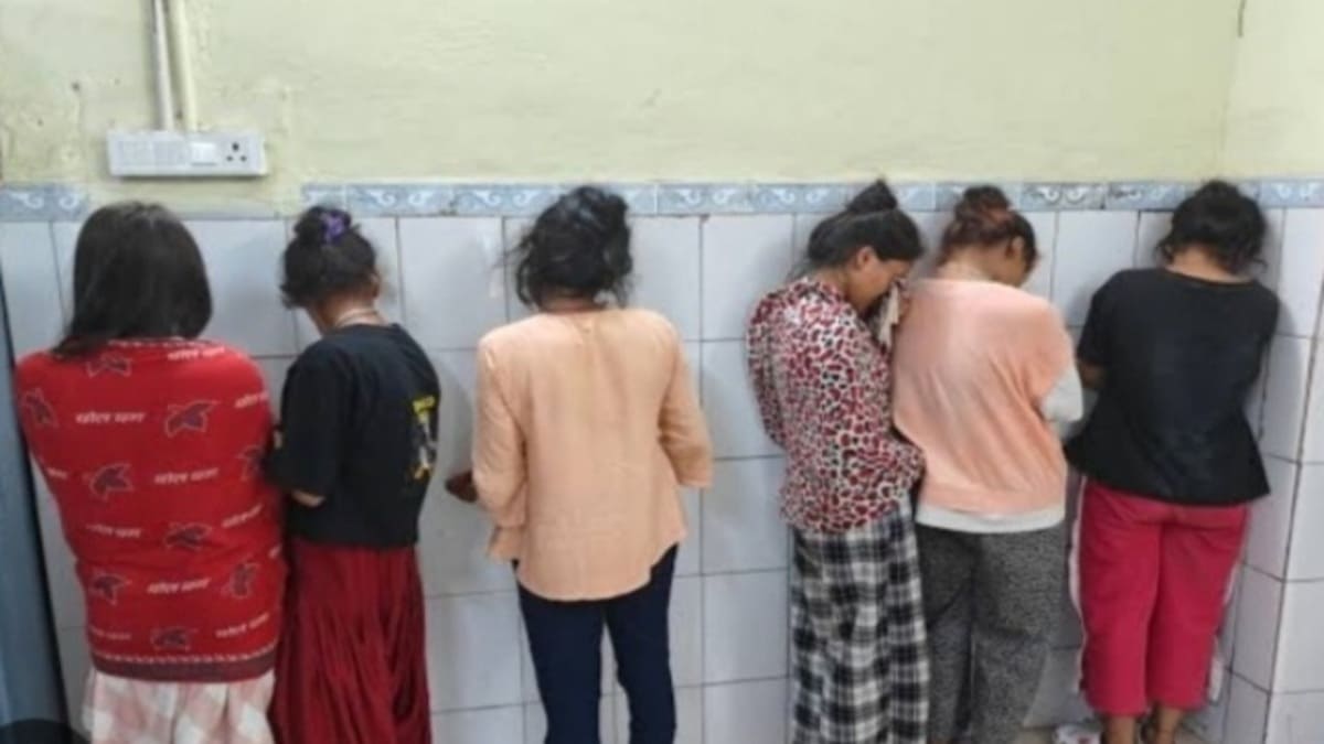 ​सारण में मानव तस्करी का भंडाफोड़, आर्केस्ट्रा में फंसी 7 नाबालिग लड़कियों को पुलिस ने कराया मुक्त, एक गिरफ्तार