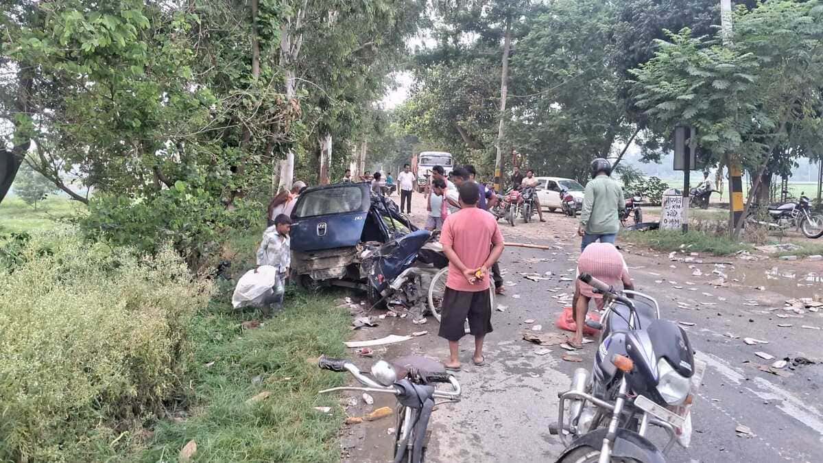 शराब लदी यूपी कि कार अनियंत्रित होकर पेड़ से टकराई, वाहन के परखच्चे उड़े, कोई हताहत नहीं