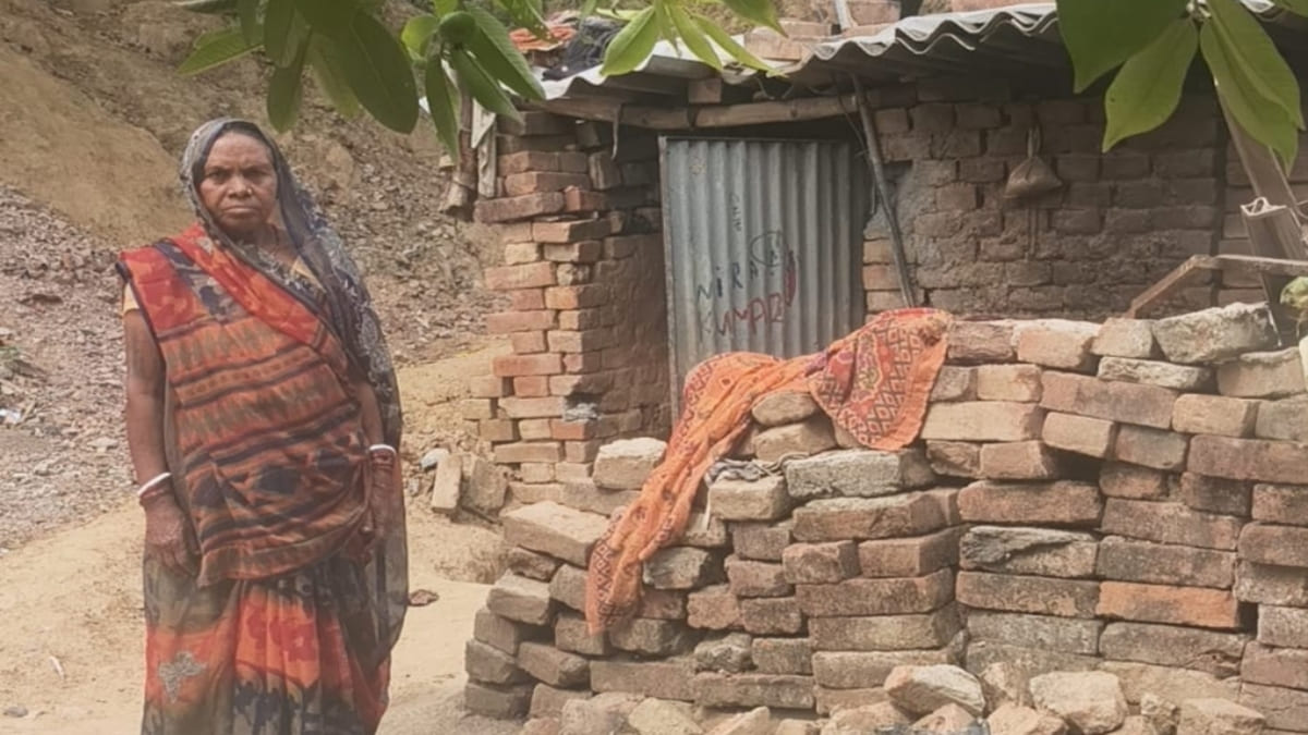 जर्जर घर में सिमटी 55 वर्षीय महिला की जिंदगी, इंदिरा आवास के लिए दर-दर भटकने को मजबूर