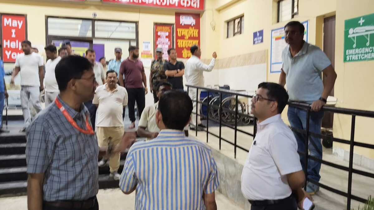 सदर अस्पताल की बड़ी लापरवाही, ड्यूटी से नदारद 21 डॉक्टर, मरीजों की जान से खिलवाड़ पर DM सख्त