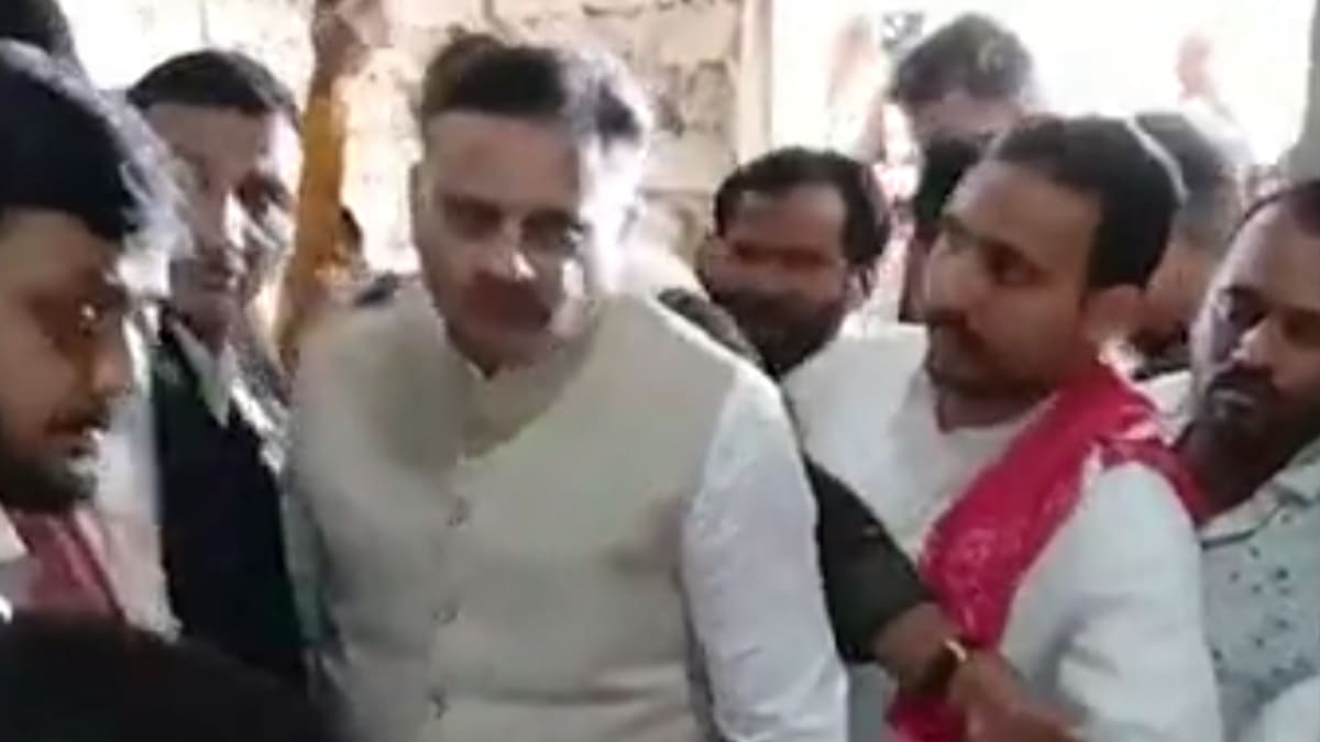 बिलौटी पहुंचे यूपी कांग्रेस अध्यक्ष अजय राय, भरत एनकाउंटर की जांच तेज, जब्त किए गए पुलिस के हथियार