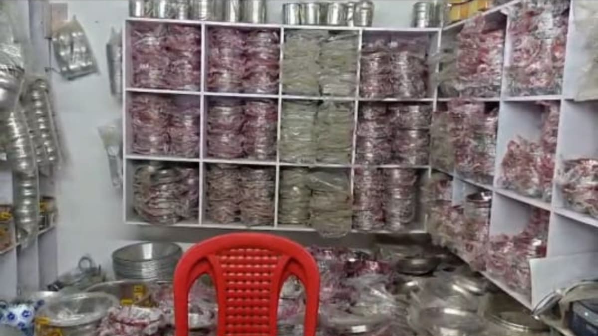 ​मोतिहारी में दिनदहाड़े चोरी, दुकान के गल्ले से उड़ाए 10 हजार रुपये, CCTV में कैद हुई वारदात