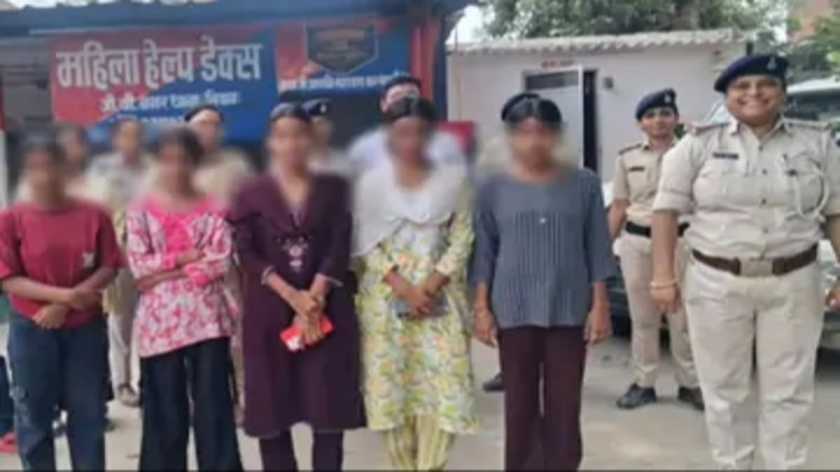 सीवान में ऑर्केस्ट्रा की आड़ में देह व्यापार का भंडाफोड़, 10 नाबालिग लड़कियां रेस्क्यू, 2 गिरफ्तार