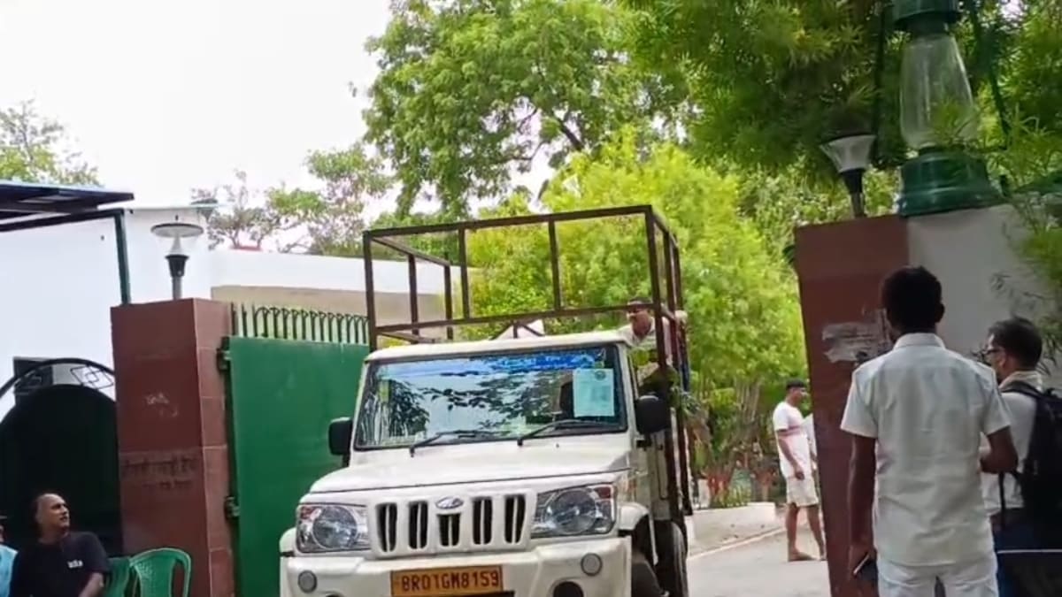 ​10 सर्कुलर रोड से विदाई, तेजस्वी यादव ने छोड़ा राबड़ी आवास, शिफ्ट किया अपना पूरा ठिकाना