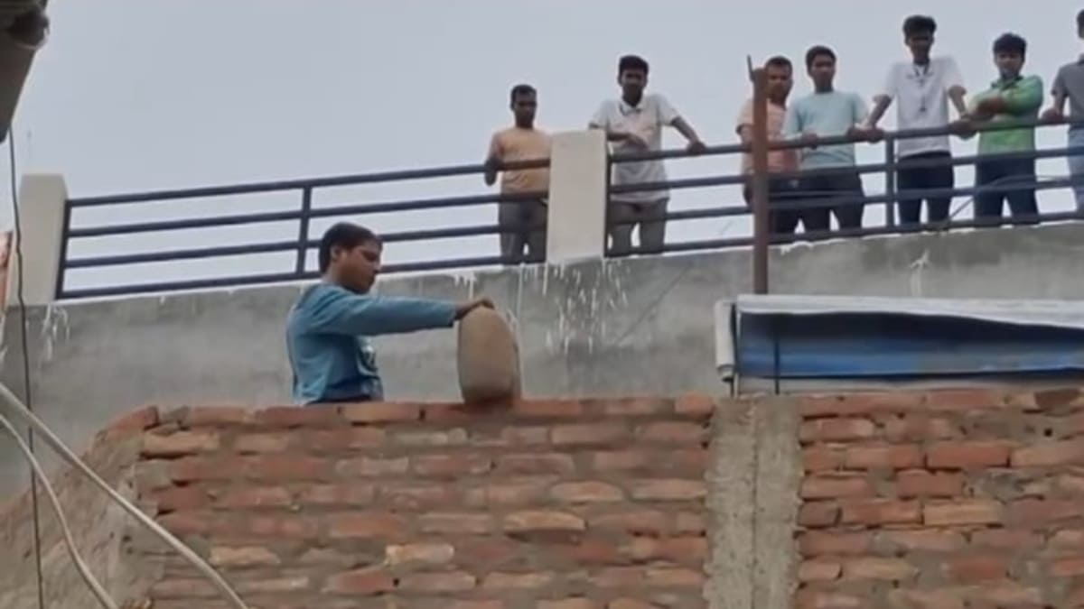 अतिक्रमण हटाओ अभियान के दौरान हाई-वोल्टेज ड्रामा, युवक ने पेट्रोल छिड़ककर दी आत्मदाह की धमकी