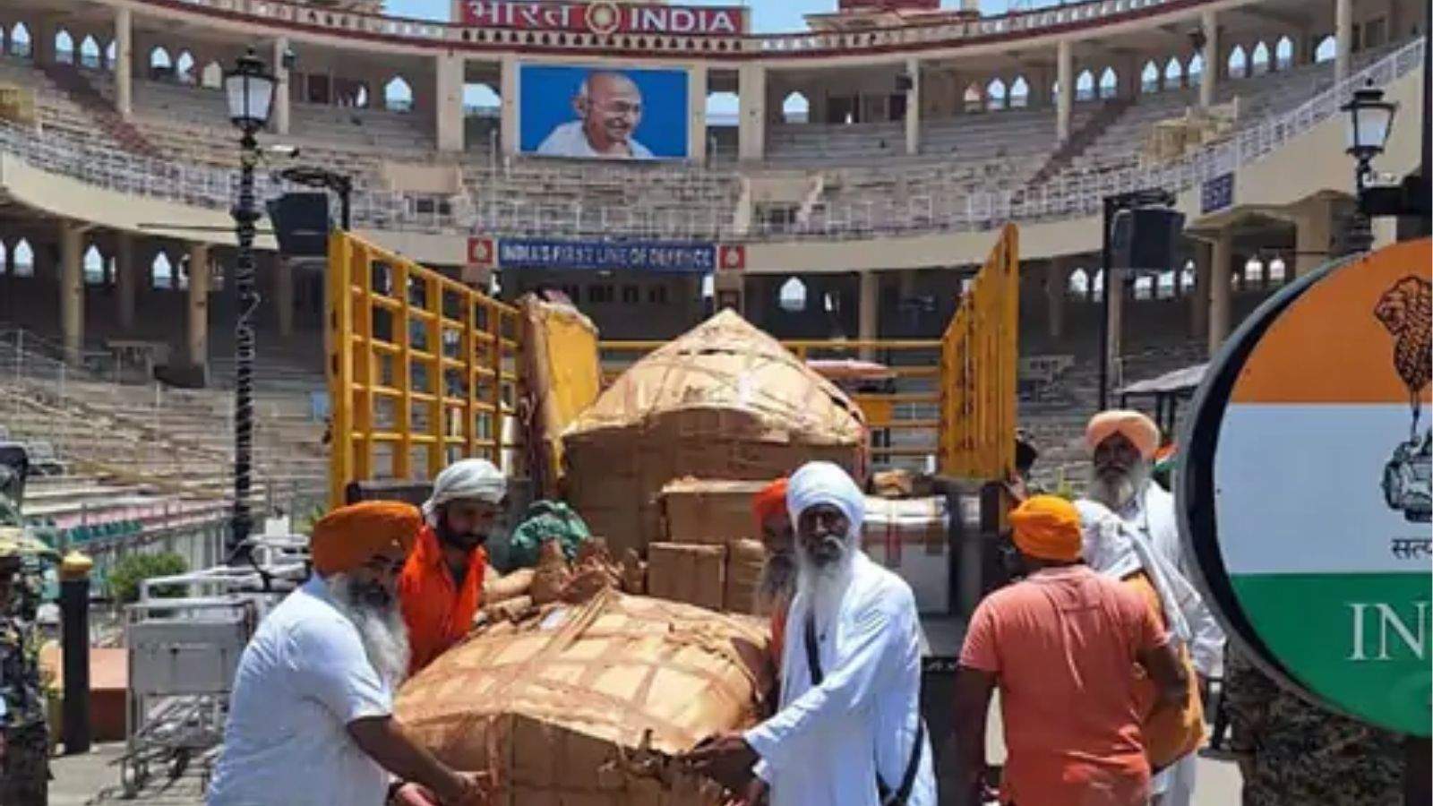 गुरुद्वारा श्री ननकाना साहिब के लिए पाकिस्तान रवाना हुई चमचमाती पालकी, सिंध में रहने वाले महेश सिंह ने बनवाई पालकी