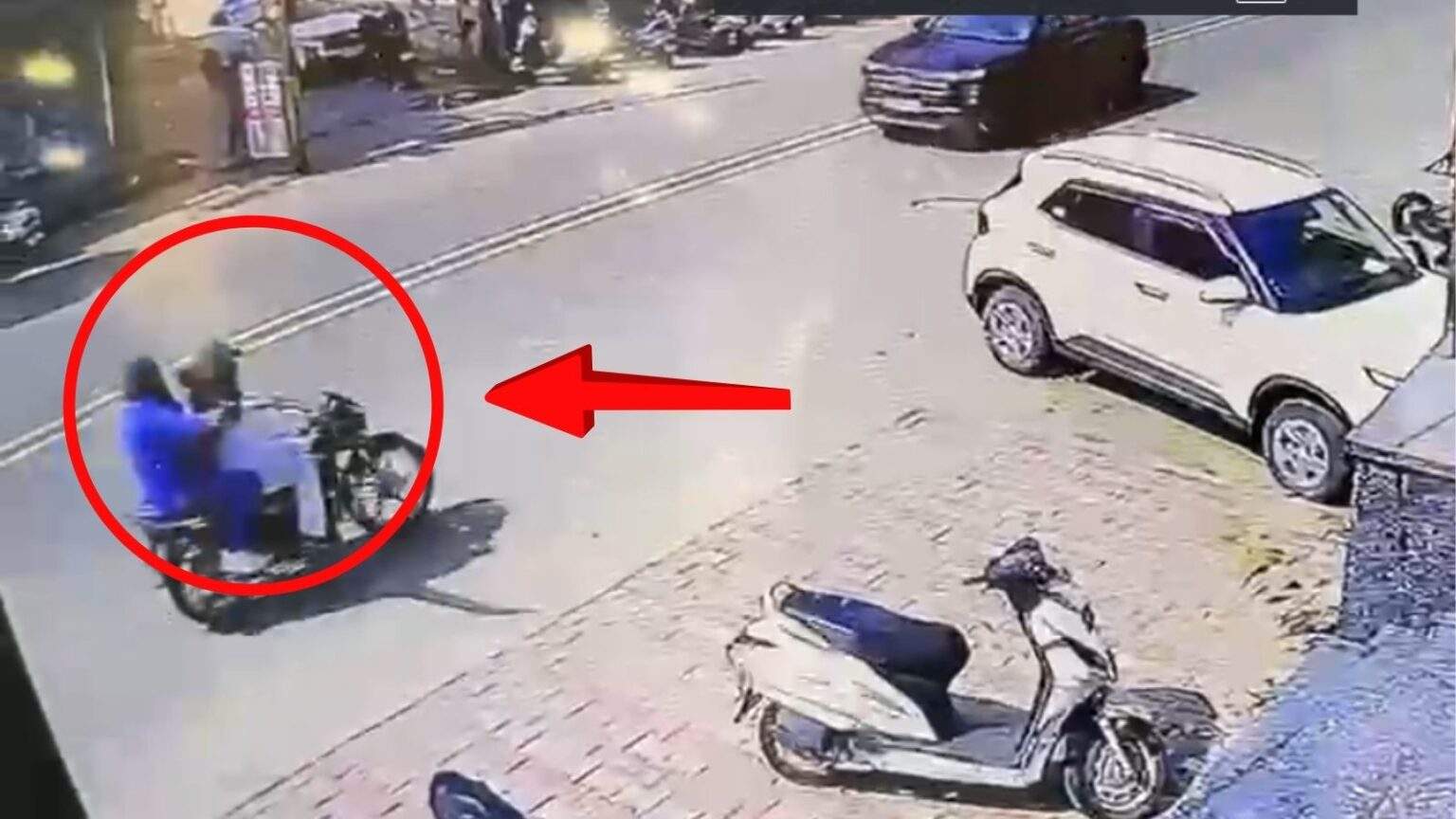 किशनपुरा चौक के पास BMS फैशन शोरूम में बाइक सवार नकाबपोशों ने की फायरिंग, CCTV में कैद वारदात
