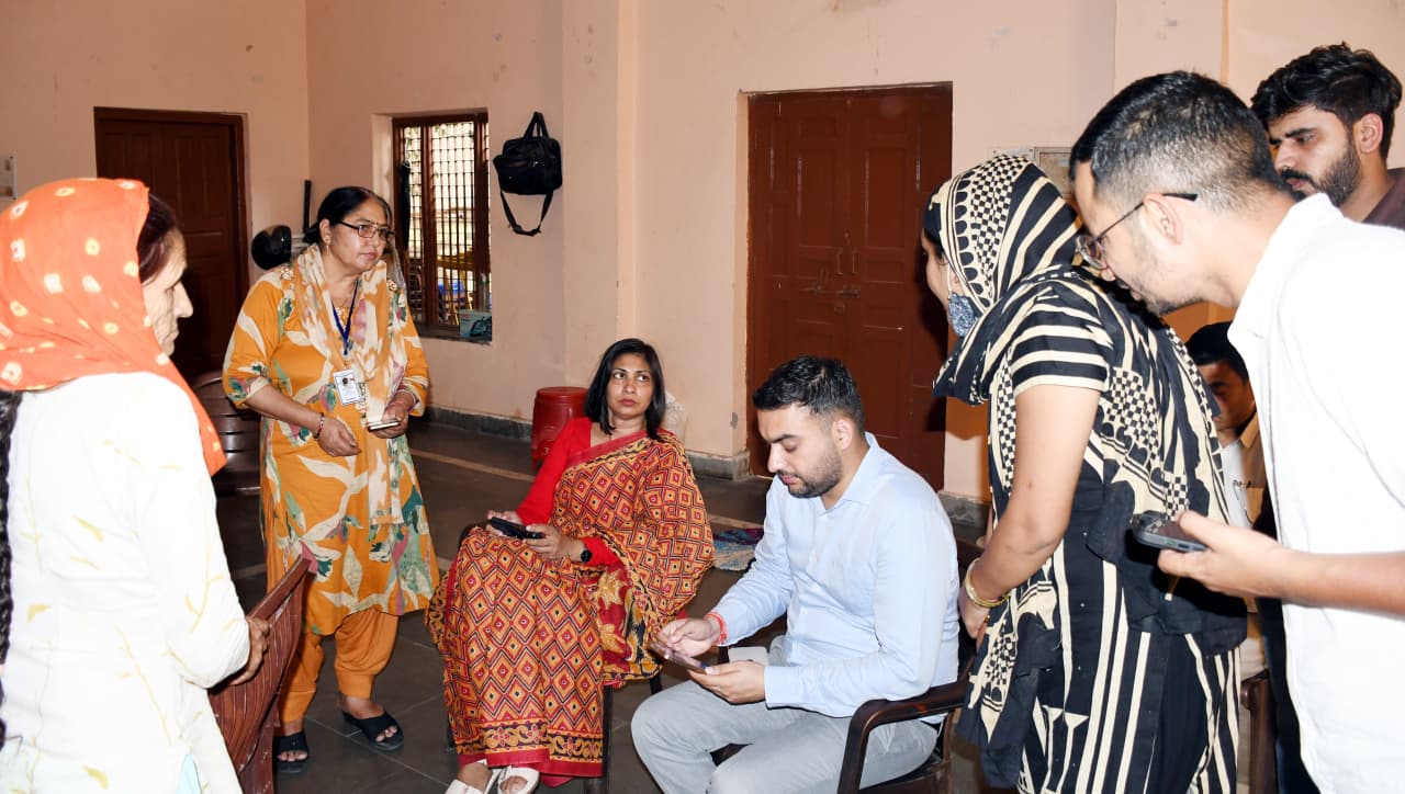 एसआईआर का लक्ष्य त्रुटिरहित मतदाता सूची, डीसी वर्षा खांगवाल ने लिया गणना अभियान का जायजा