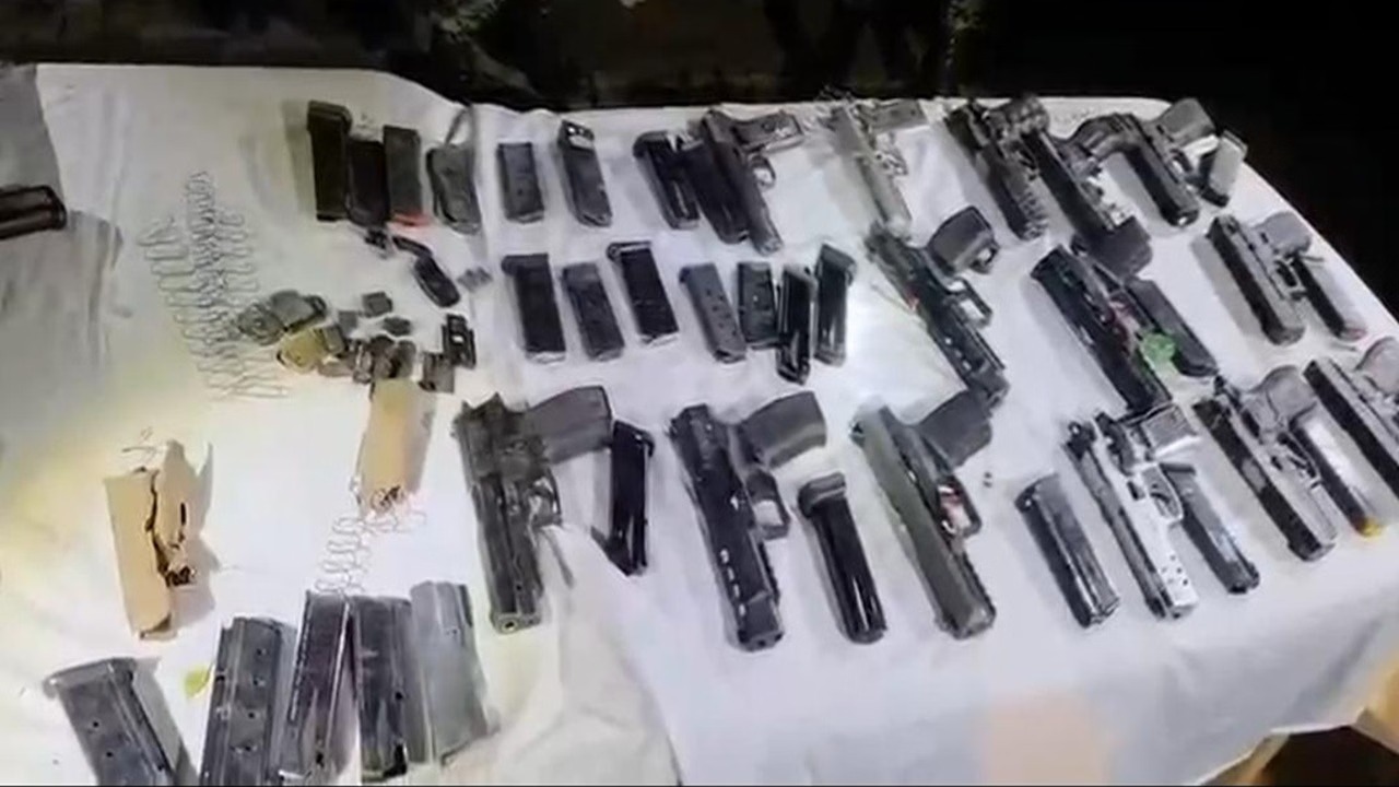 भारत-पाक सीमा पर BSF की बड़ी कामयाबी, AK-47 समेत 25 पिस्तौल और भारी मात्रा में हथियार बरामद