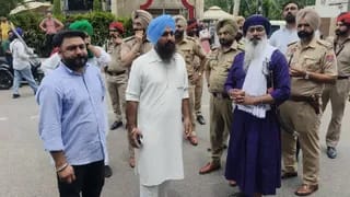 पुलिस कमिश्नर कार्यालय के बाहर निहंग सिंह और शिवसेना नेता आमने-सामने, पुलिस ने समय रहते संभाला मामला