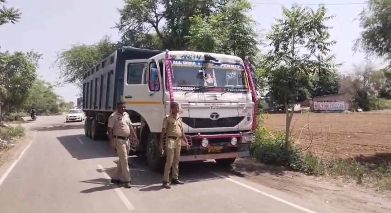पुलिस का बड़ा एक्शन: ओवरलोड और पर्ची चोरी पर पर कड़ा पहरा, नाकाबंदी कर चलाया चेकिंग अभियान