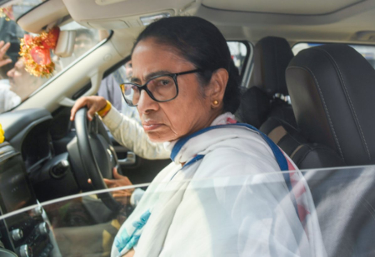TMC पार्षदों की बैठक रद्द कर ममता बनर्जी हुईं दिल्ली रवाना, कल INDIA ब्लॉक की बैठक होनी है