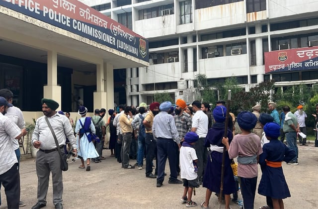 सोशल मीडिया पर सिख गुरु साहिबान के खिलाफ आपत्तिजनक टिप्पणी का मामला, लुधियाना में पुलिस कमिश्नर कार्यालय पहुंचे निहंग सिंह
