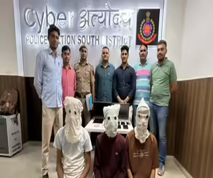 हेलीकॉप्टर टिकट के नाम पर लाखों की ठगी, दिल्ली पुलिस ने साइबर गिरोह का किया भंडाफोड़, 3 गिरफ्तार
