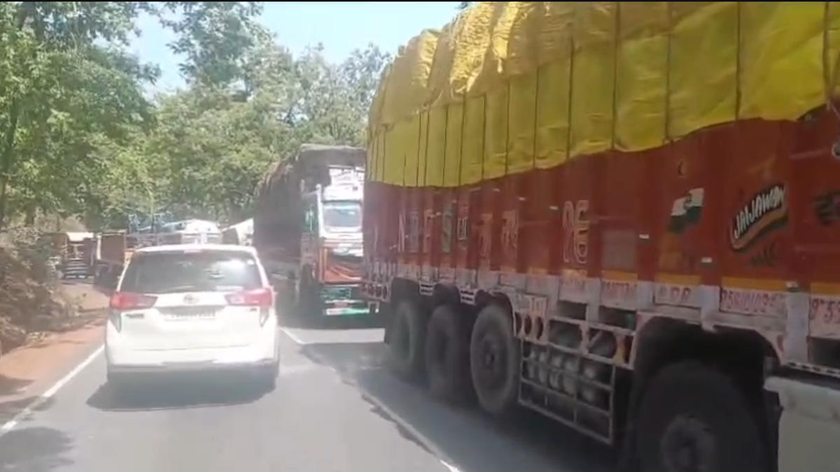 चिल्फी घाटी में फिर चरमराई यातायात व्यवस्था, भारी-भरकम मशीन के सड़क पर गिरने से लगा लंबा जाम…
