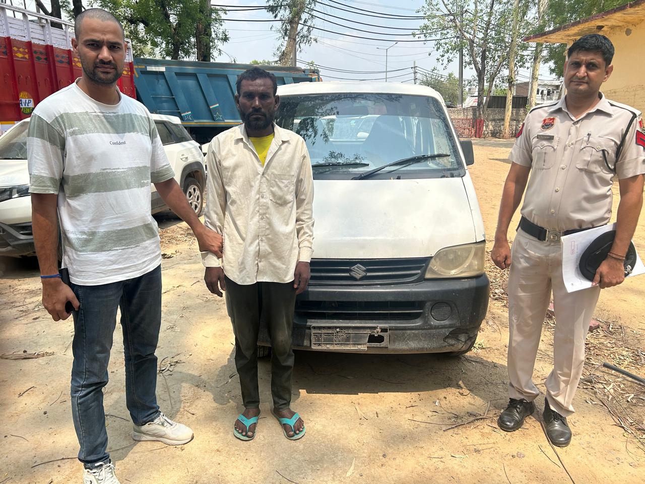 Palwal Crime News: हथीन क्राइम ब्रांच की बड़ी कार्रवाई, चोरी की ईको कार समेत शातिर वाहन चोर गिरफ्तार