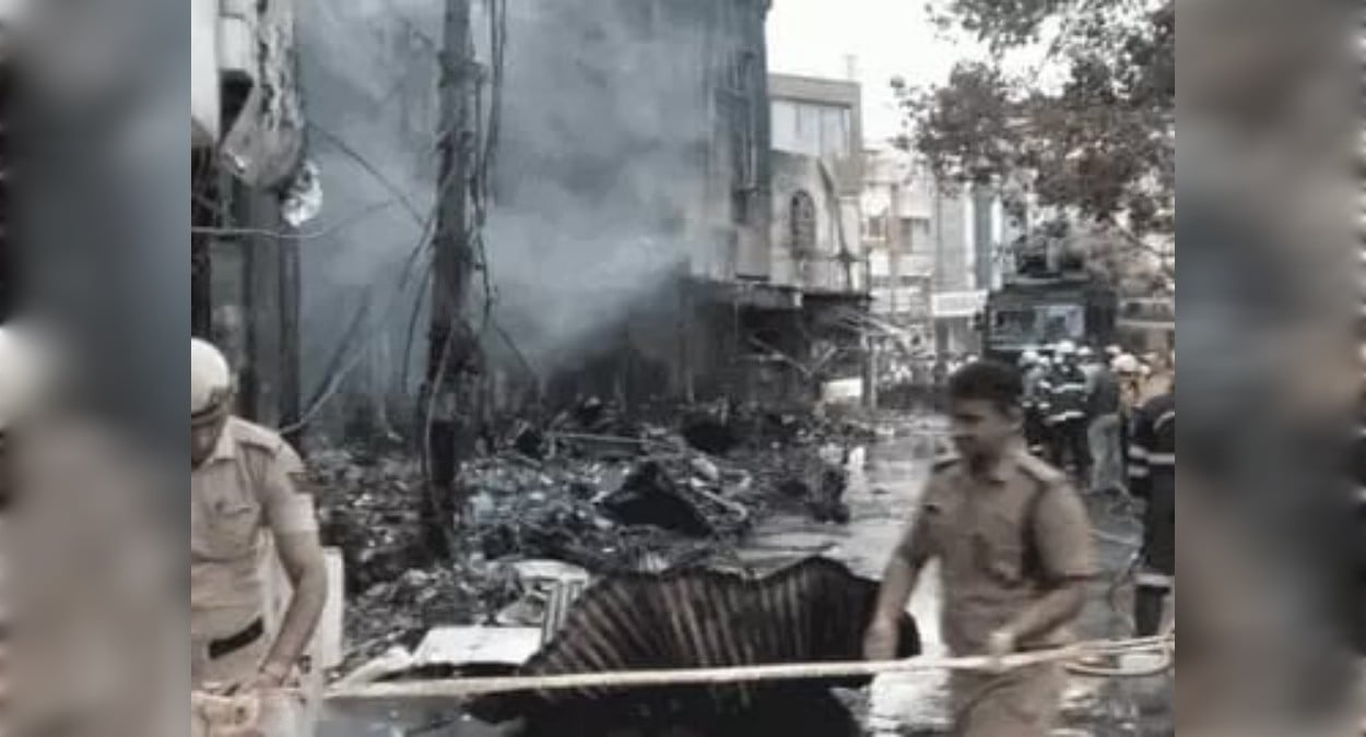 Rohtak Fire Accident: रोहतक के डी पार्क मार्केट की 10 दुकानों में लगी भीषण आग, एसी का कंप्रेसर फटने से हुआ हादसा, मलबे से मिले 3 शव