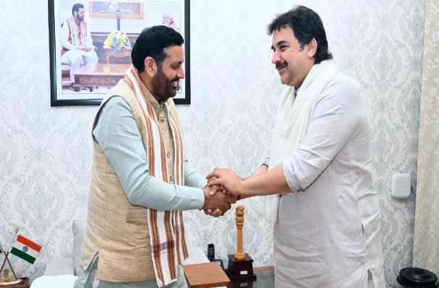 15 दिन में तीसरी मुलाकात! CM आवास पर कुलदीप बिश्नोई का फैमिली संग डिनर, हरियाणा की राजनीति में क्या पक रही खिचड़ी?