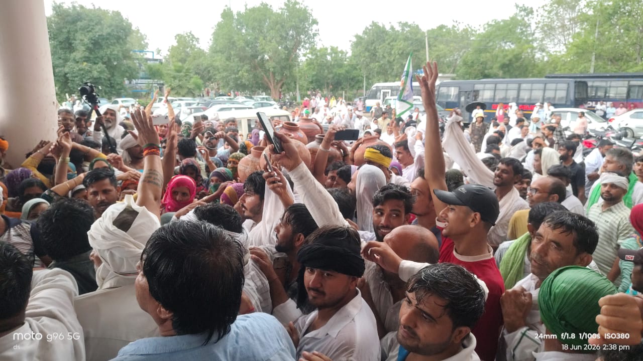 पानी की मांग को लेकर हांसी में फूटा गुस्सा, चैनत गांव के लोगों ने सचिवालय के आगे फोड़े मटके