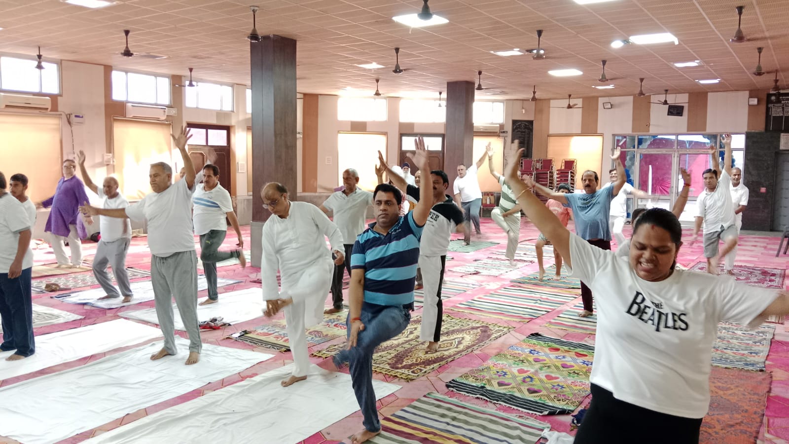 रेवाड़ी के लायंस भवन में तीन दिवसीय योग शिविर का आगाज, पहले दिन साधकों ने सीखे निरोग रहने के गुर