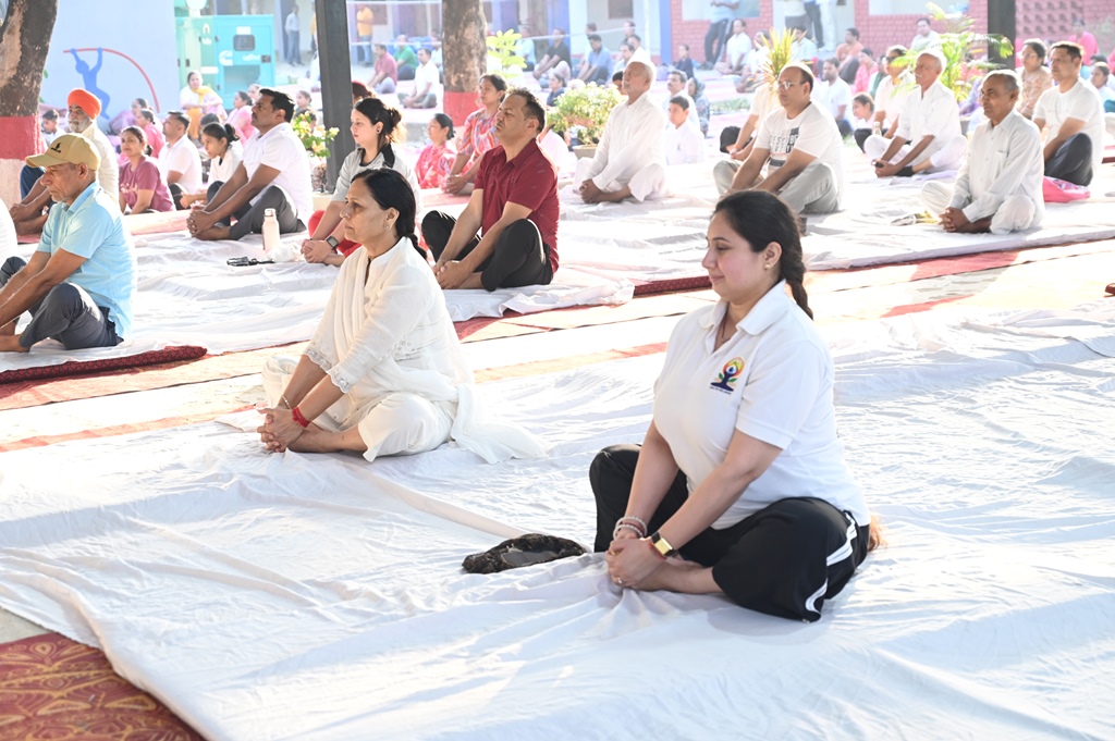 नारायणगढ़ में विधायक शैली चौधरी ने पौधों के साथ की सुबह की शुरुआत, बोलीं- सेहतमंद जीवन का नुस्खा है योग