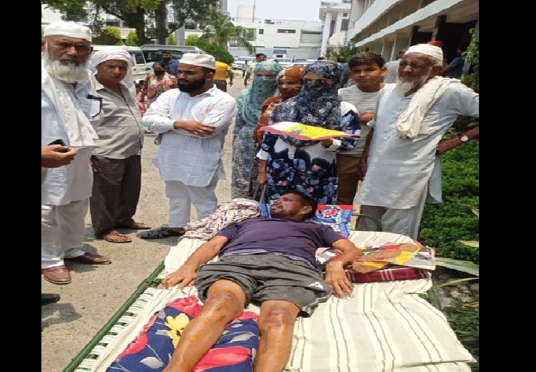खाट पर पिता, आंखों में न्याय की आस… मंत्री से मिलने पहुंचीं बेटियां, लेकिन लौटना पड़ा मायूस