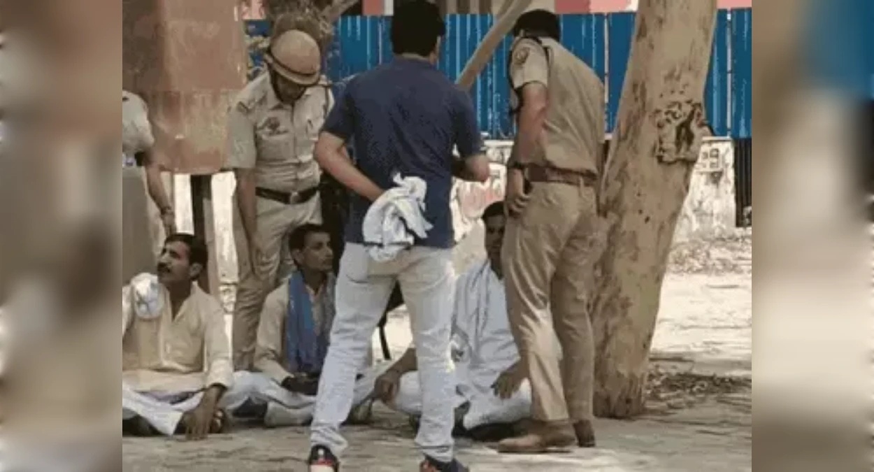 लेडी टीचर मौत मामला: DC ऑफिस जा रहे पिता को पुलिस ने रोका, सड़क पर बैठीं रोती महिलाएं