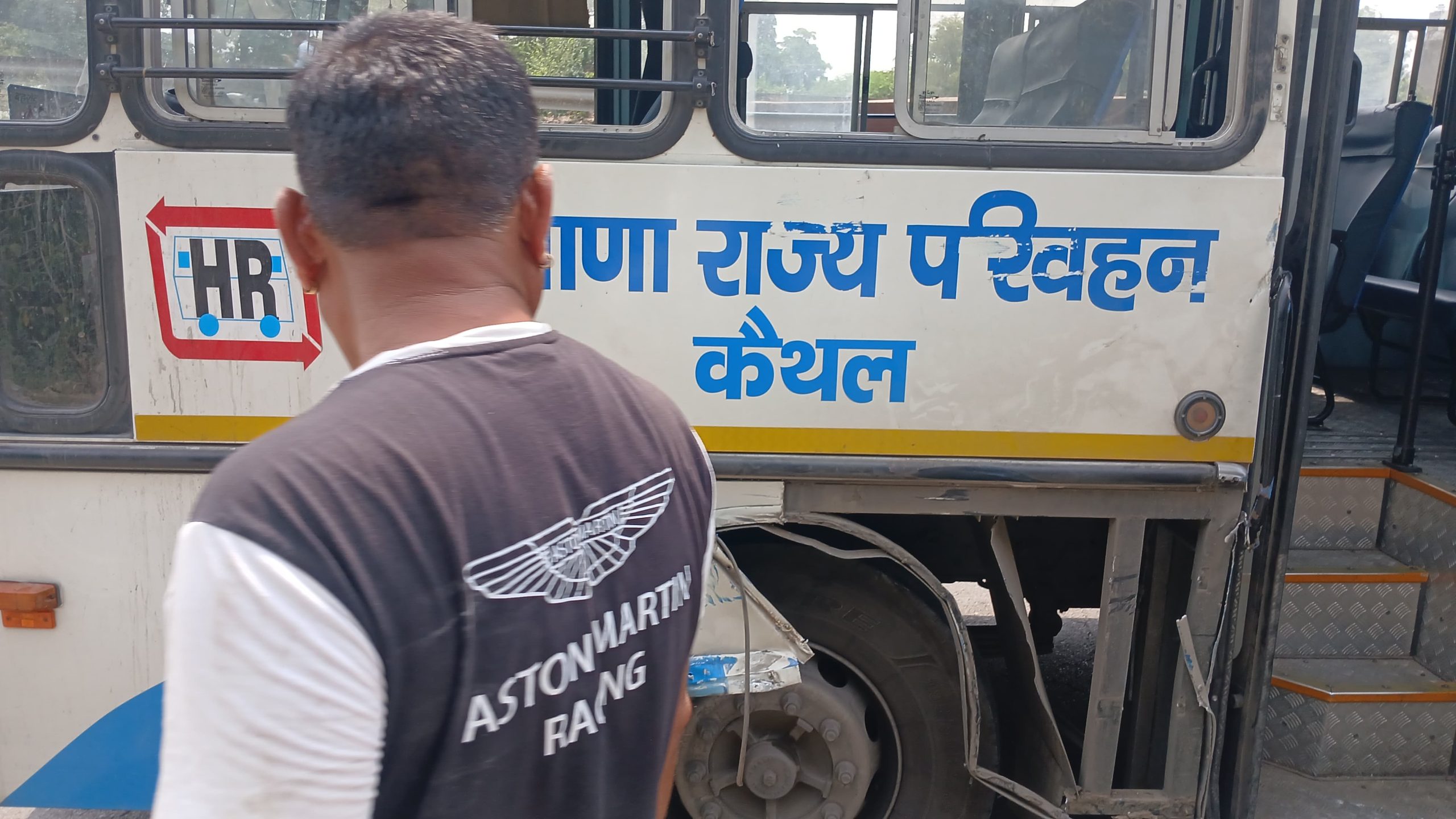 करनाल में नेशनल हाईवे पर हादसा: हरियाणा रोडवेज बस ने ट्रैक्टर-ट्रॉली को पीछे से मारी टक्कर, चालक ने लगाया मारपीट और पैसे छीनने का आरोप
