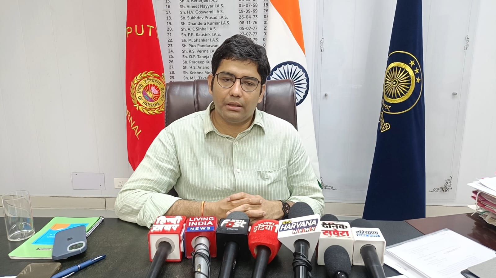 करनाल डीसी की सख्त चेतावनी: एसआईआर काम में लापरवाही पर कर्मचारियों पर होगी एफआईआर, जनता से फॉर्म जमा करने की अपील