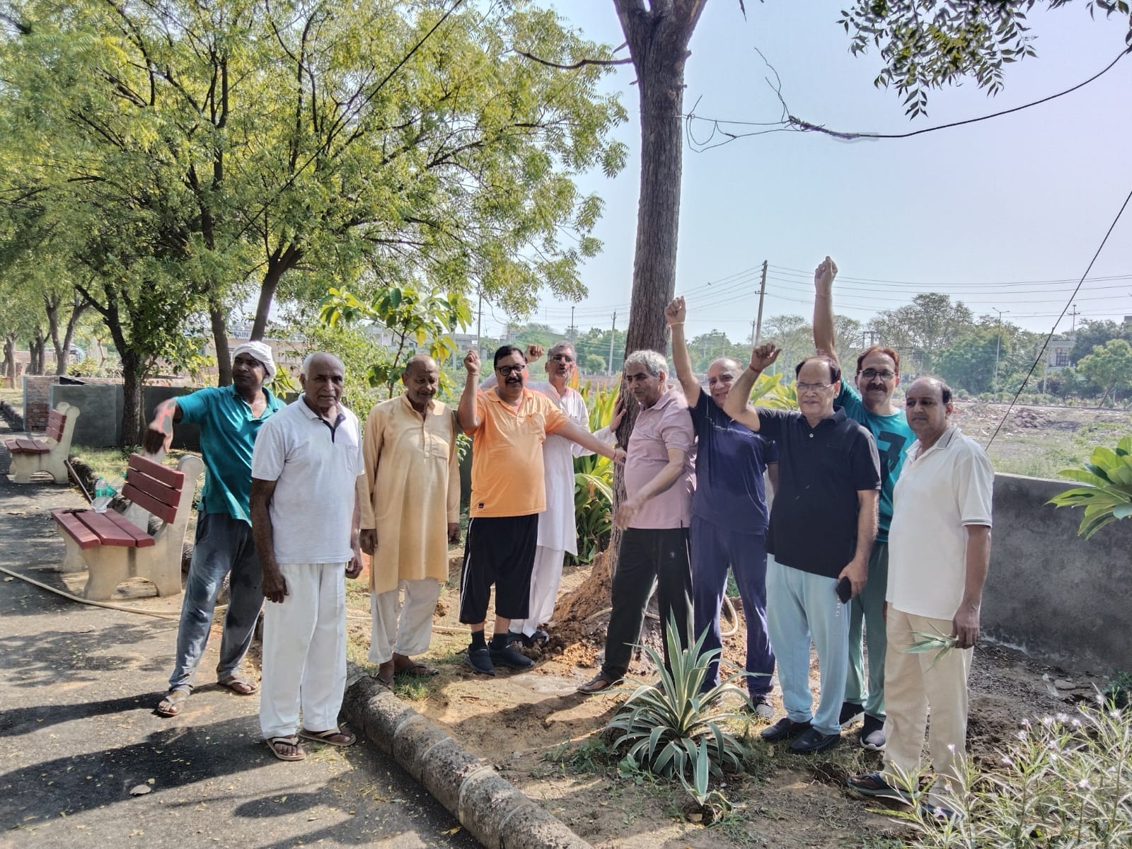 भिवानी पर्यावरण शुद्धिकरण समिति ने आंधी में गिरे 15 वर्ष पुराने शीशम के पेड़ को दिया नया जीवन, कहा – पेड़ बचाओगे, तभी सुखी रह पाओगे