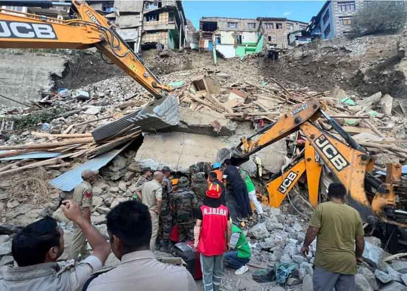 दिल्ली के मुकुंदपुर में सिलेंडर ब्लास्ट के बाद गिरी बिल्डिंग, 3 लोग रेस्क्यू; कई लोगों के फंसे होने की आशंका
