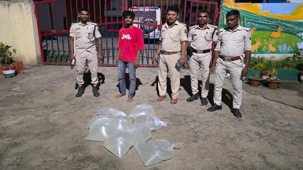 शराब तस्करों पर पुलिस का बड़ा वार, 80 लीटर देसी चुलाई शराब के साथ तस्कर गिरफ्तार