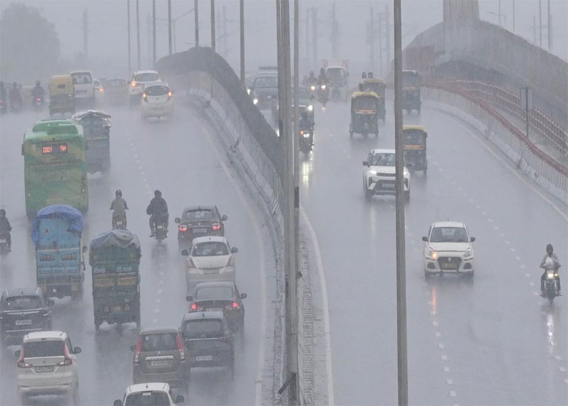 दिल्ली-NCR में मौसम ने ली अचानक करवट, तेज हवाओं के साथ झमाझम बारिश से दिन में छाया अंधेरा