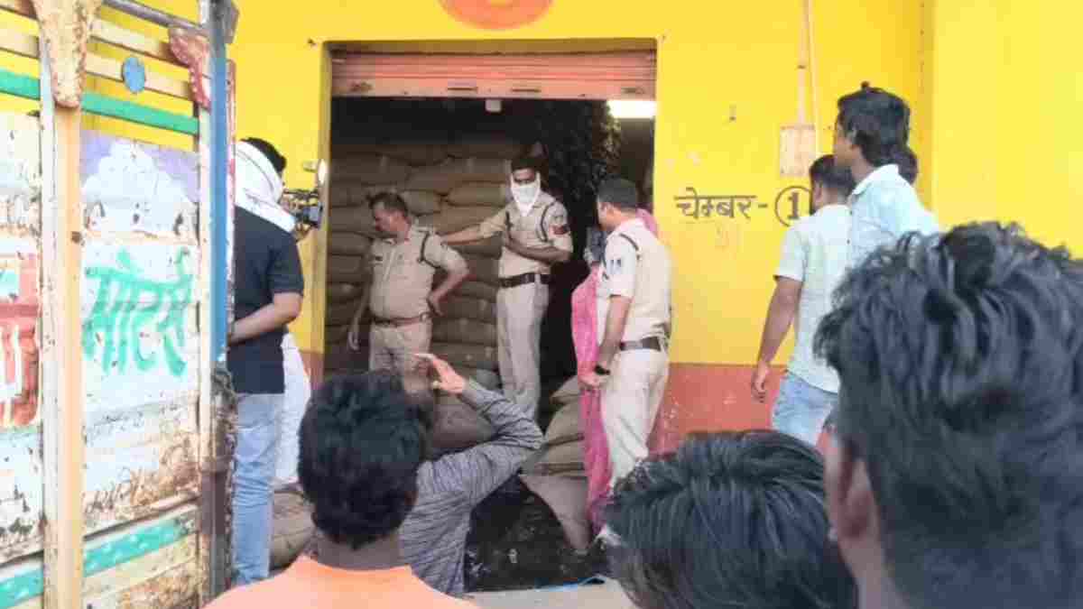 वेयर हाउस में गेहूं की बोरियों के बीच मिला मूक-बधिर नाबालिग का शव, क्षेत्र में फैली सनसनी, पुलिस जांच में जुटी 