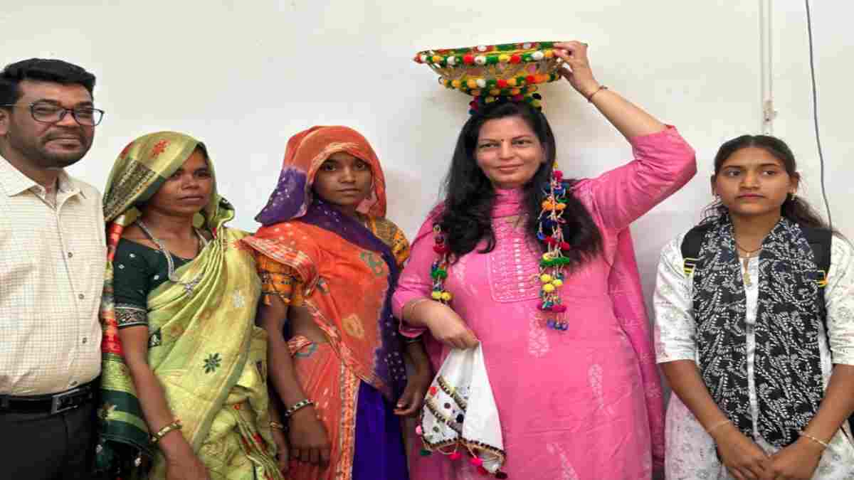 10 साल की बुझी प्यास, ‘धन्यवाद’ लेकर जनसुनवाई में पहुंचे ग्रामीण; आदिवासी परंपरा से किया कलेक्टर का सम्मान 