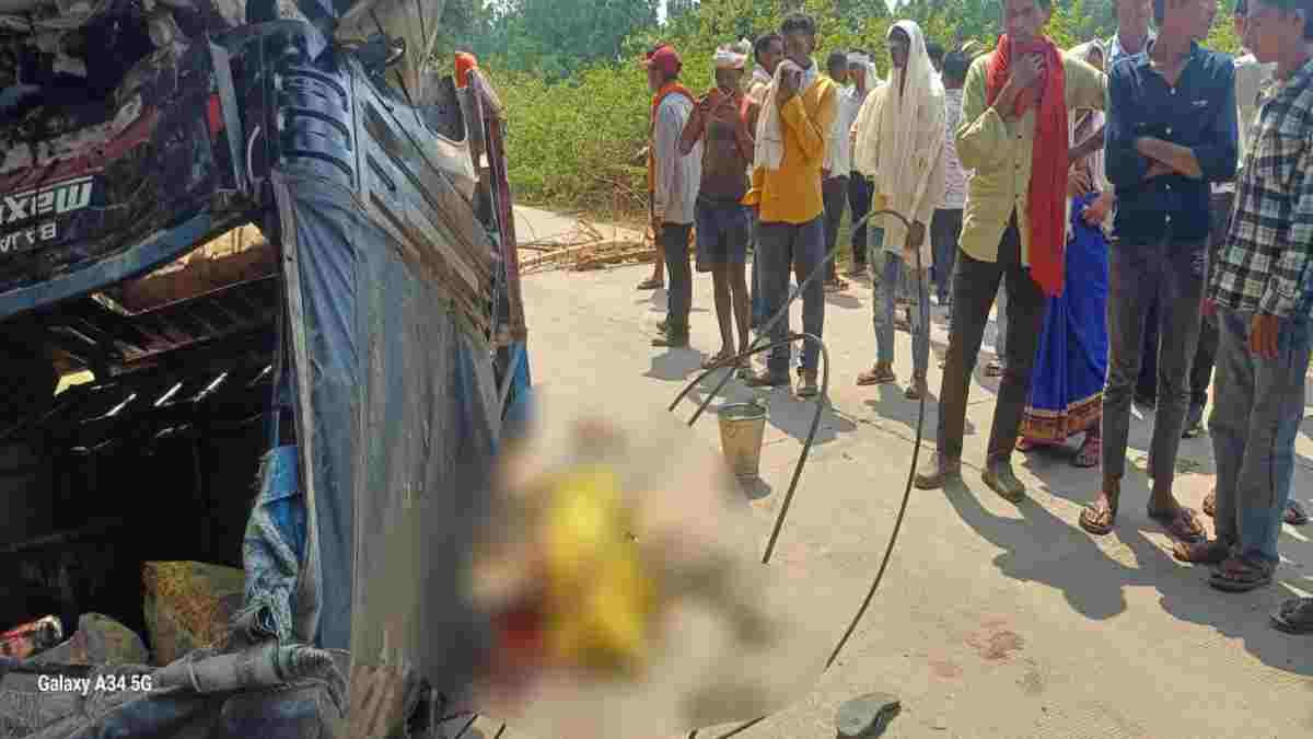 रेत लोड करने जा रहे हाईवा ने ऑटो को रौंदा: चालक की मौके पर मौत, 6 से ज्यादा घायल, आक्रोशित लोगों ने सड़क पर लगाया जाम 