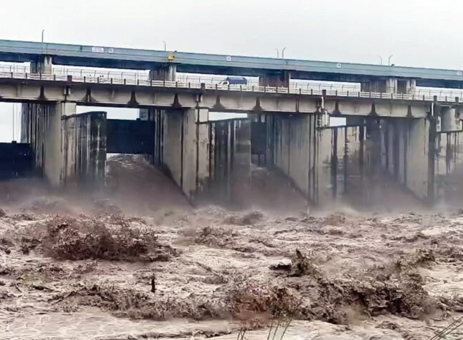 दिल्ली पर फिर मंडराया बाढ़ का खतरा ! यमुना किनारे 50 करोड़ की दीवार का काम अटका, अब IIT दिल्ली पर सारी उम्मीद