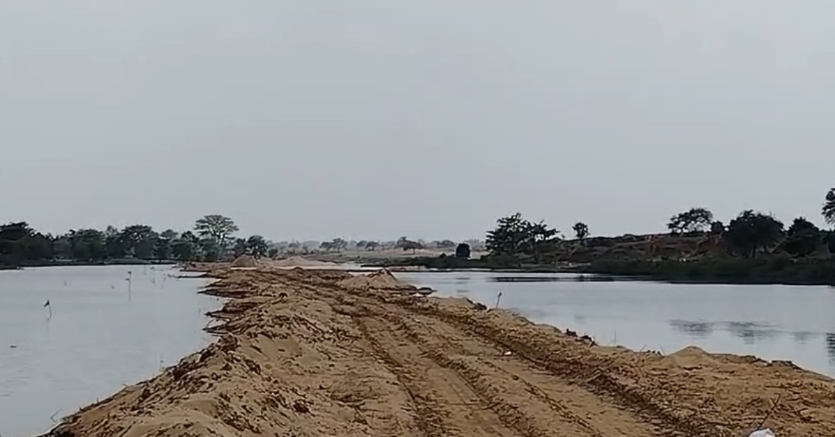 रेत माफियाओं ने की हद पार: खनन करने नदी का सीना चीरकर बना दिया रास्ता, कोर्ट ने सरकार से मांगा जवाब