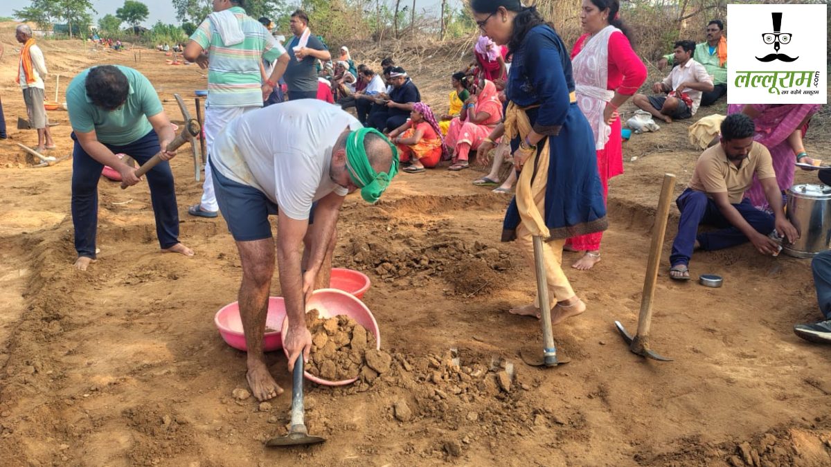 मनरेगा मजदूरों के बीच पहुंचे कांग्रेसी : राष्ट्रीय सचिव सचिन राव समेत 40 जिला अध्यक्षों ने किया श्रमदान, शिविर के समापन में आएंगे पवन खेड़ा