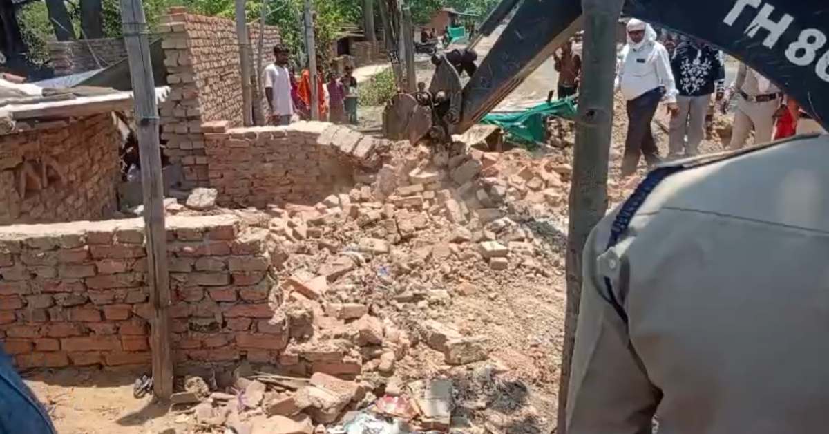अनूपपुर में खुले में बेच रहे थे सूअर का मांस, प्रशासन ने JCB से हटाया अतिक्रमण; सख्त हिदायत भी दी