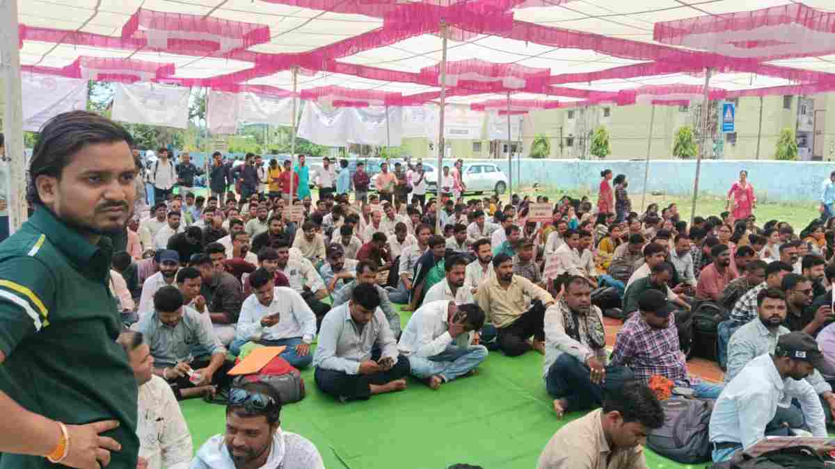 भोपाल में कर्मचारी शिक्षक महासंघ का शक्ति प्रदर्शन: सम्मानजनक वेतन और 12 माह सेवा की मांग, अंबेडकर मैदान में जुटे कर्मचारी    