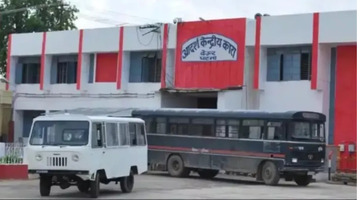 बेऊर जेल में छापेमारी के बाद बड़ा एक्शन, जेल अधीक्षक नीरज झा निलंबित, जेलर पर भी गिर सकती है गाज